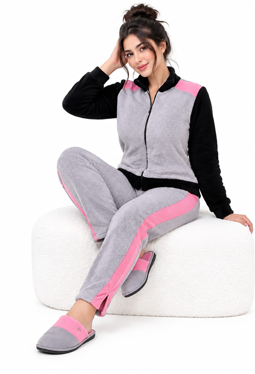 fd6473cb-f7f6-482c-a363-e588ecbffd1b بيجاما كشمير نسائية Soula – طقم شتوي بتصميم أنيق - الصورة 1